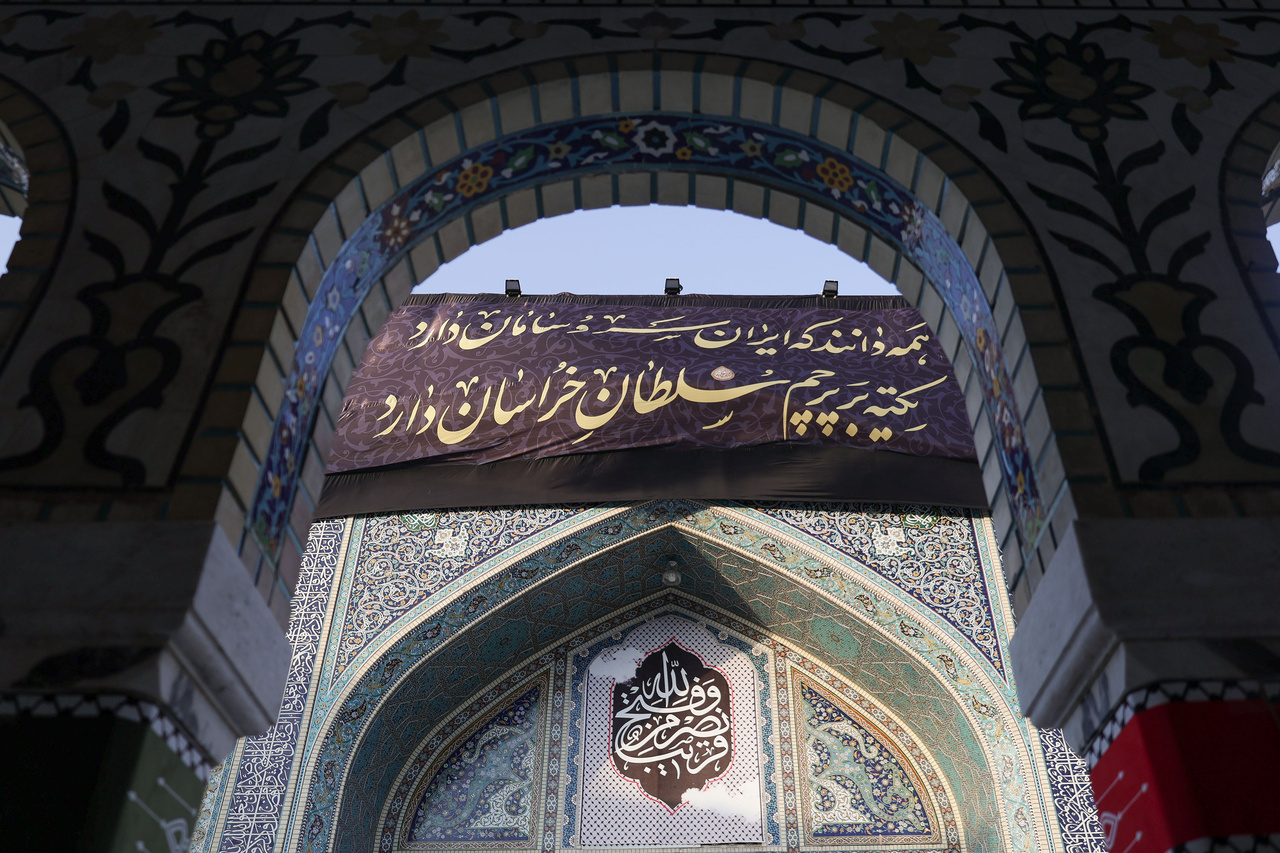 کتیبه آرایی اماکن متبرکه رضوی در دهه پایانی ماه صفر