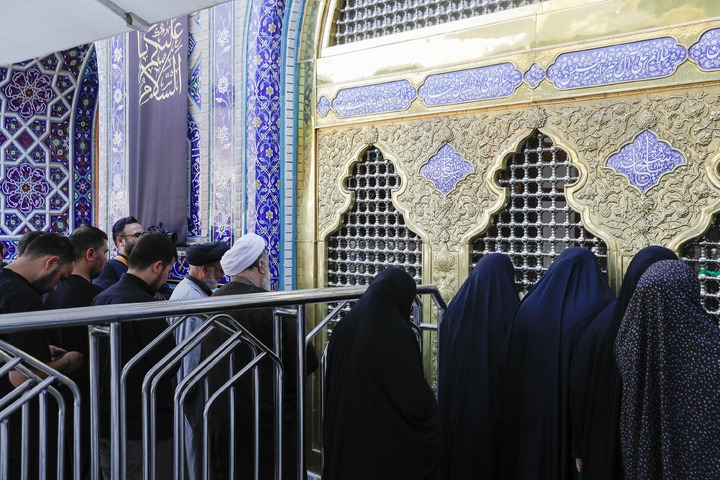 الزائرین الأوزبك في أول زیارة لهم إلى الحرم الرضوي الشریف