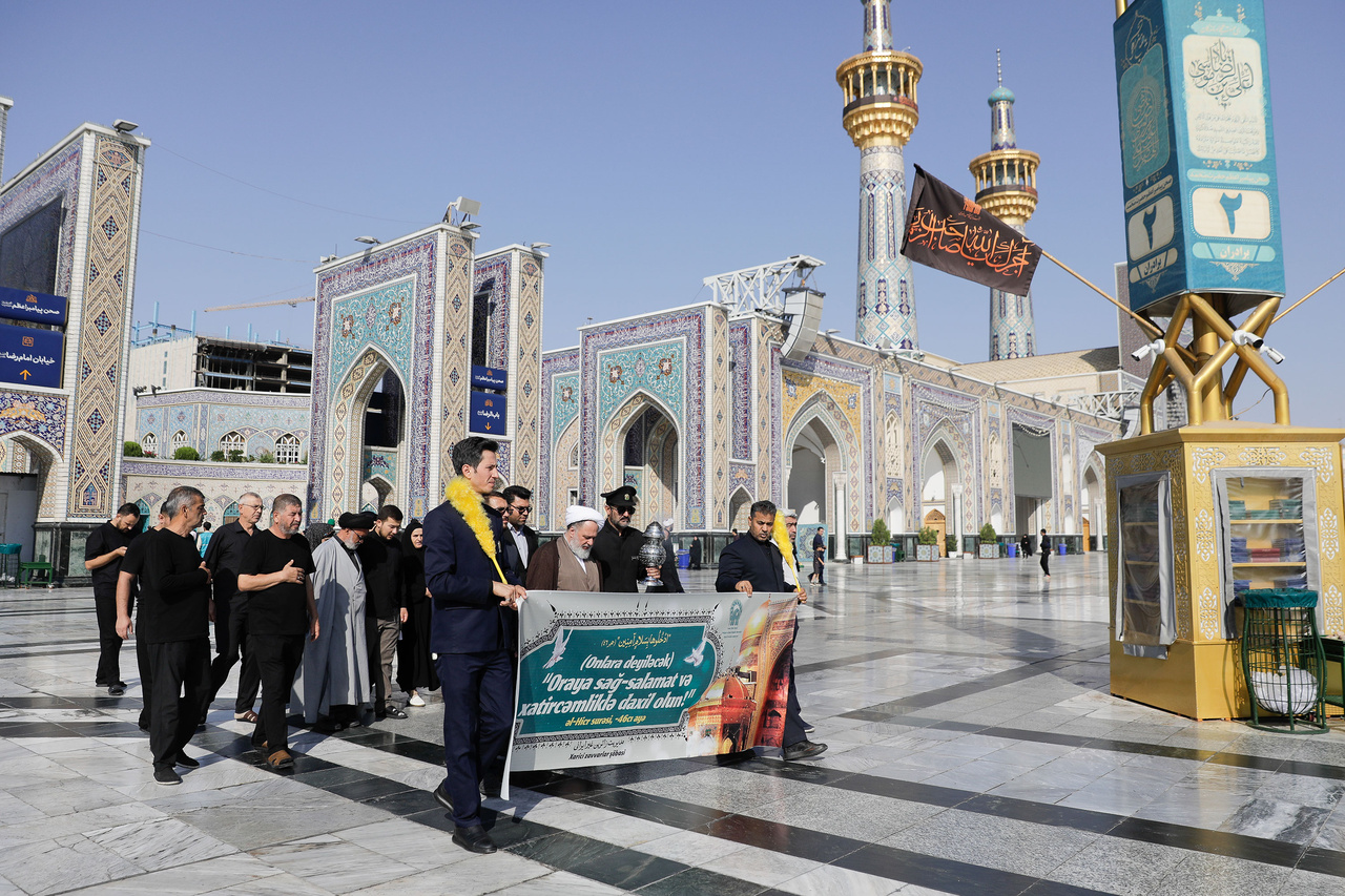 الزائرین الأوزبك في أول زیارة لهم إلى الحرم الرضوي الشریف