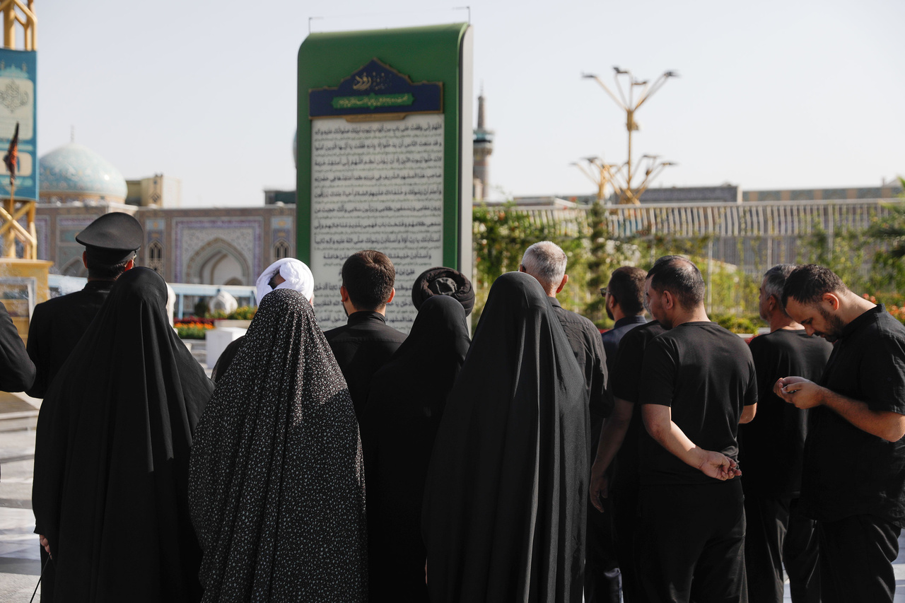 الزائرین الأوزبك في أول زیارة لهم إلى الحرم الرضوي الشریف