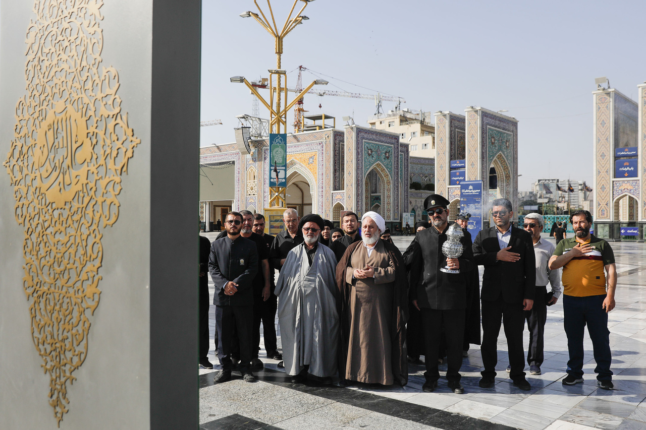 الزائرین الأوزبك في أول زیارة لهم إلى الحرم الرضوي الشریف