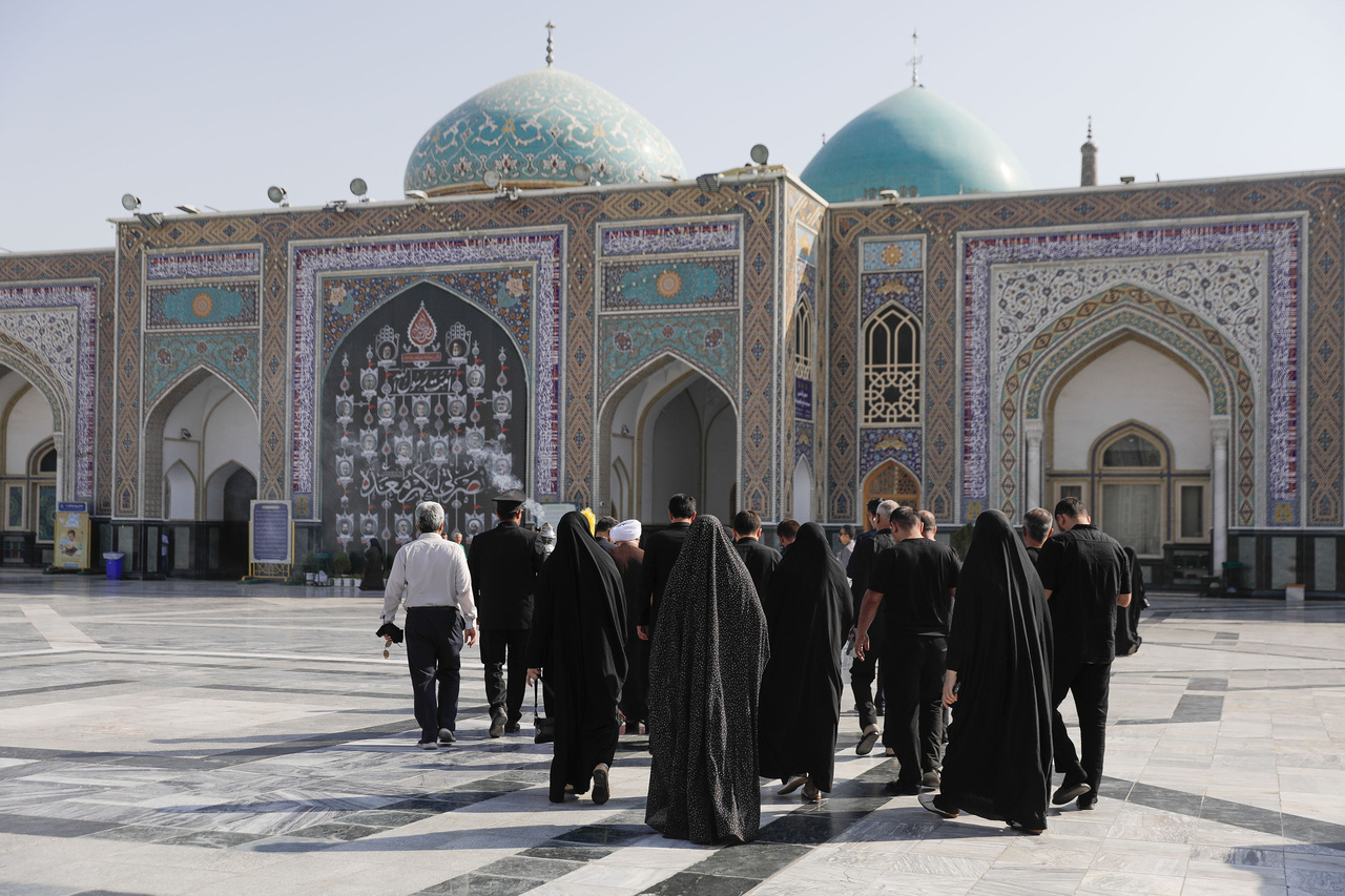 الزائرین الأوزبك في أول زیارة لهم إلى الحرم الرضوي الشریف