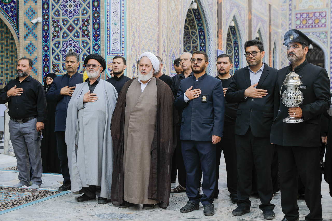الزائرین الأوزبك في أول زیارة لهم إلى الحرم الرضوي الشریف