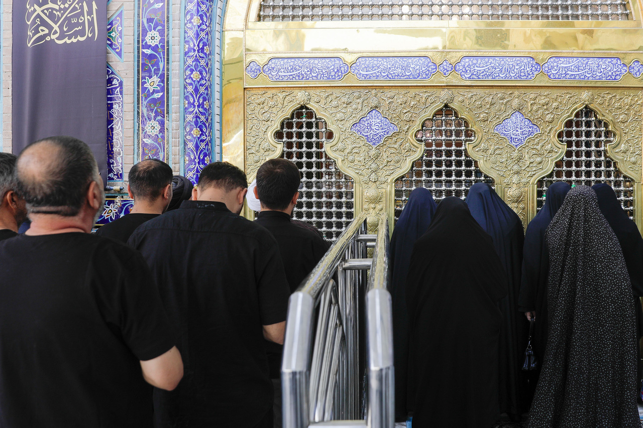 الزائرین الأوزبك في أول زیارة لهم إلى الحرم الرضوي الشریف