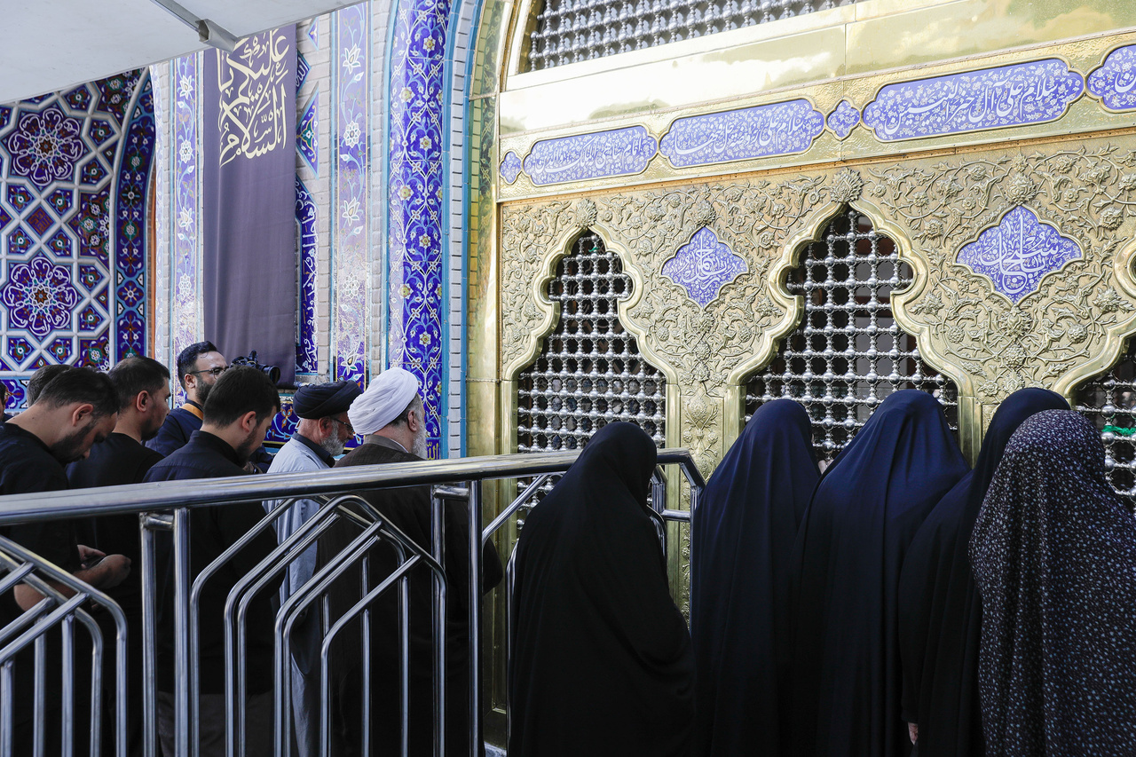 الزائرین الأوزبك في أول زیارة لهم إلى الحرم الرضوي الشریف