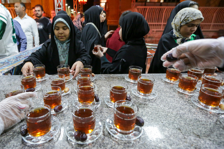 توزيع الشاي والتمر في « شاي خانه» الحرم الرضوي الشریف