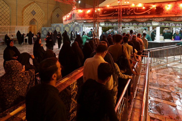 توزيع الشاي والتمر في « شاي خانه» الحرم الرضوي الشریف