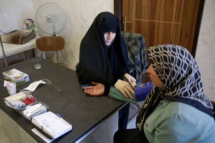 موکب خدام تنظیف السجاد في الحرم الرضوي الشریف