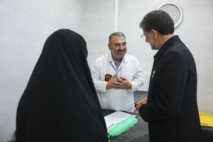 آستان قدس رضوی کے نائب متولی کا خدماتی موکبوں کا دورہ
