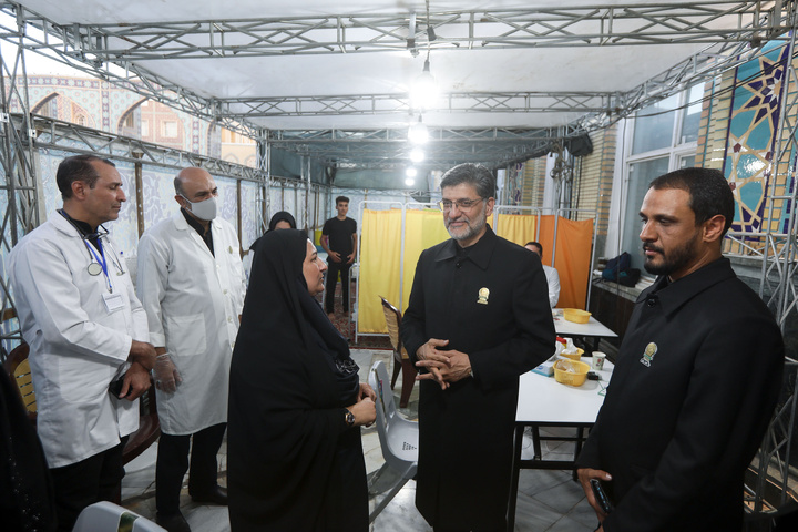 آستان قدس رضوی کے نائب متولی کا خدماتی موکبوں کا دورہ