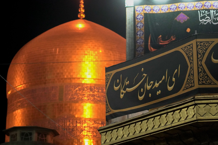 شب شہادت رسول خدا(ص) اور امام حسن مجتبیٰ(ع) کی مناسبت سے حرم رضوی سوگوار