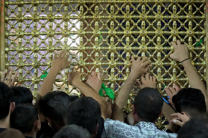 شب شہادت رسول خدا(ص) اور امام حسن مجتبیٰ(ع) کی مناسبت سے حرم رضوی سوگوار
