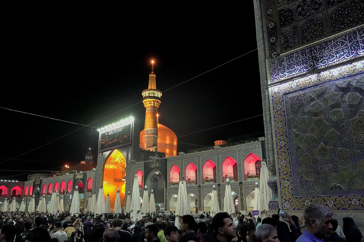 شب شہادت رسول خدا(ص) اور امام حسن مجتبیٰ(ع) کی مناسبت سے حرم رضوی سوگوار