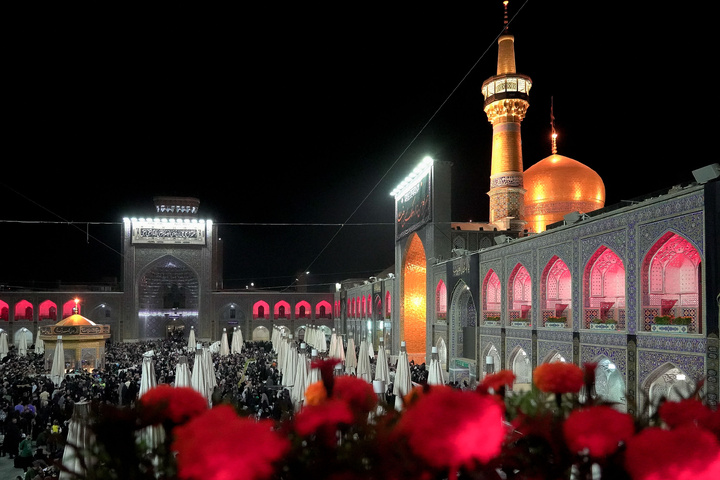 شب شہادت رسول خدا(ص) اور امام حسن مجتبیٰ(ع) کی مناسبت سے حرم رضوی سوگوار