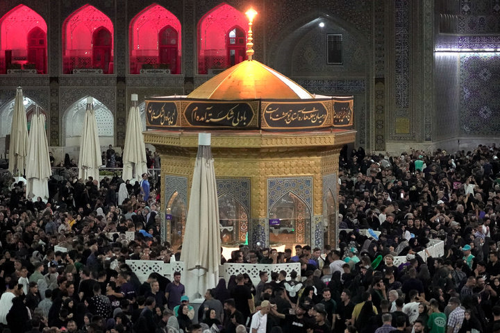 شب شہادت رسول خدا(ص) اور امام حسن مجتبیٰ(ع) کی مناسبت سے حرم رضوی سوگوار