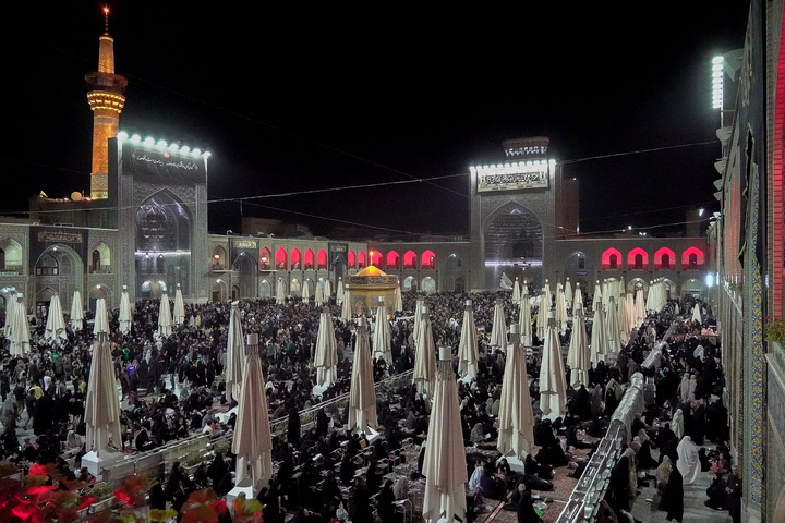 شب شہادت رسول خدا(ص) اور امام حسن مجتبیٰ(ع) کی مناسبت سے حرم رضوی سوگوار