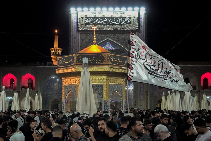 شب شہادت رسول خدا(ص) اور امام حسن مجتبیٰ(ع) کی مناسبت سے حرم رضوی سوگوار