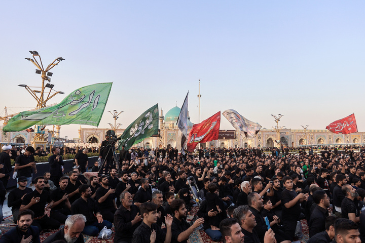 حرم امام رضا(ع) میں شہادت رسول خدا(ص) اور امام حسن مجتبیٰ (ع) کے موقع پر چھار پایہ خوانی کے روایتی مراسم کا انعقاد