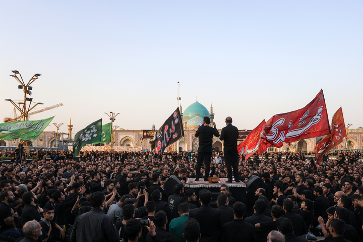 حرم امام رضا(ع) میں شہادت رسول خدا(ص) اور امام حسن مجتبیٰ (ع) کے موقع پر چھار پایہ خوانی کے روایتی مراسم کا انعقاد