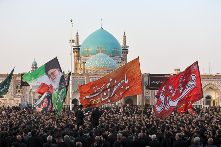 حرم امام رضا(ع) میں شہادت رسول خدا(ص) اور امام حسن مجتبیٰ (ع) کے موقع پر چھار پایہ خوانی کے روایتی مراسم کا انعقاد