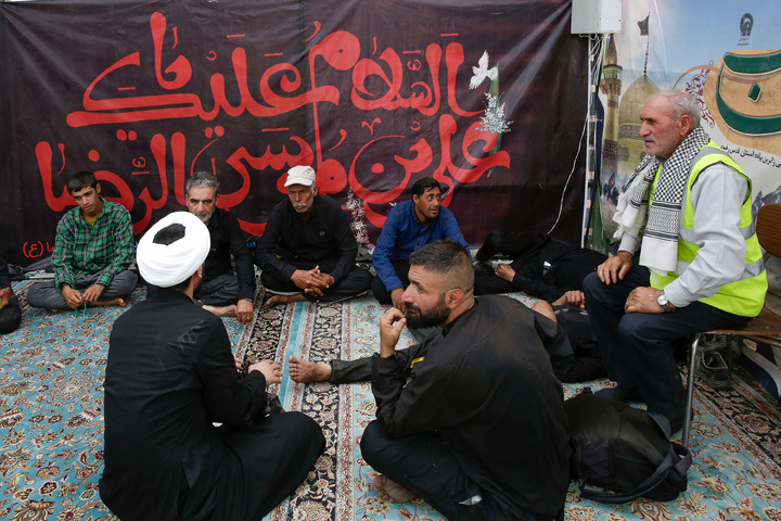 حرم امام رضا(ع)کے قالین بچھانے والے خادموں کی جانب سے موکب کا اہتمام