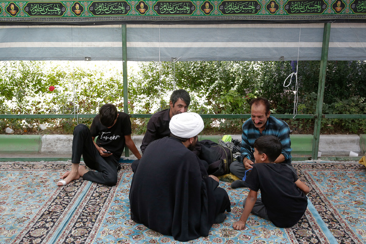 حرم امام رضا(ع)کے قالین بچھانے والے خادموں کی جانب سے موکب کا اہتمام