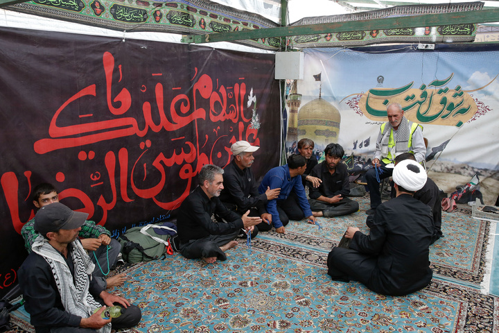 حرم امام رضا(ع)کے قالین بچھانے والے خادموں کی جانب سے موکب کا اہتمام