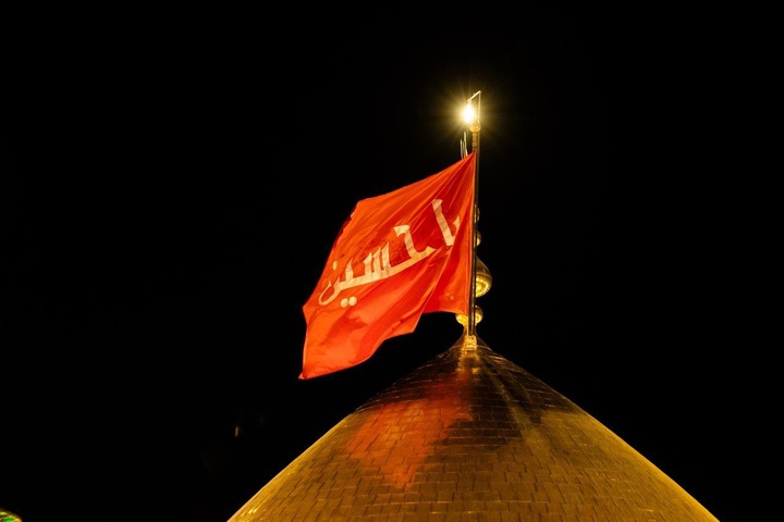 تعویض پرچم گنبد منور حسینی پس از پایان ماه صفر