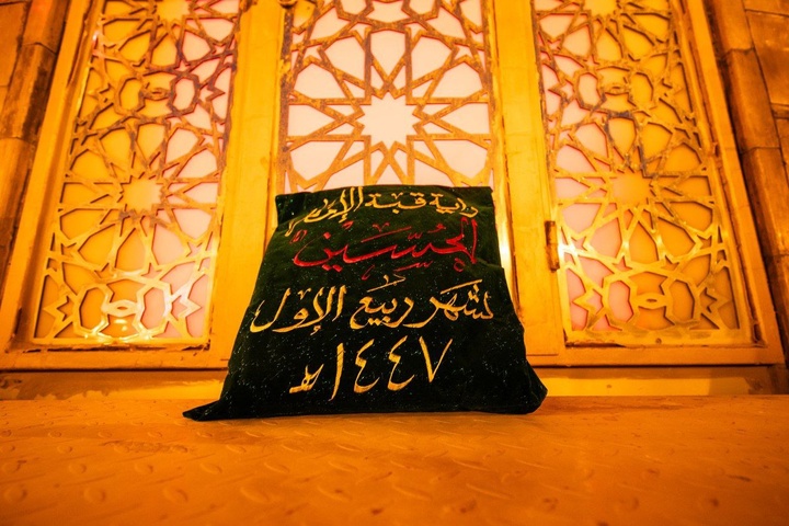 تعویض پرچم گنبد منور حسینی پس از پایان ماه صفر
