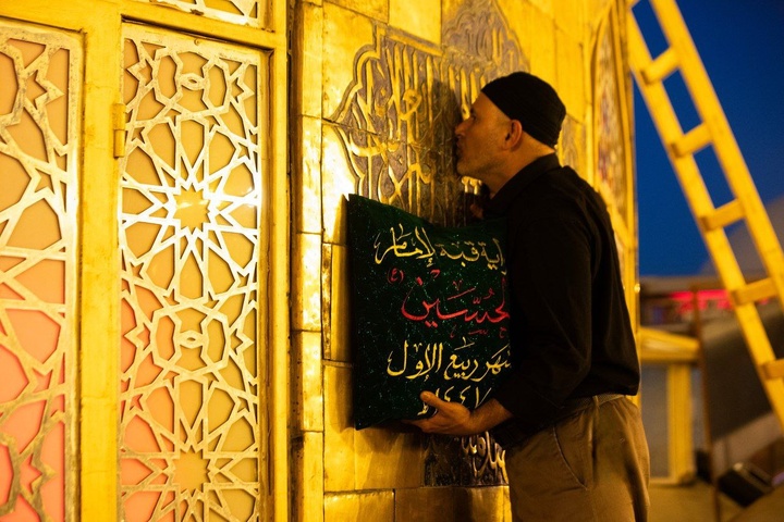 تعویض پرچم گنبد منور حسینی پس از پایان ماه صفر