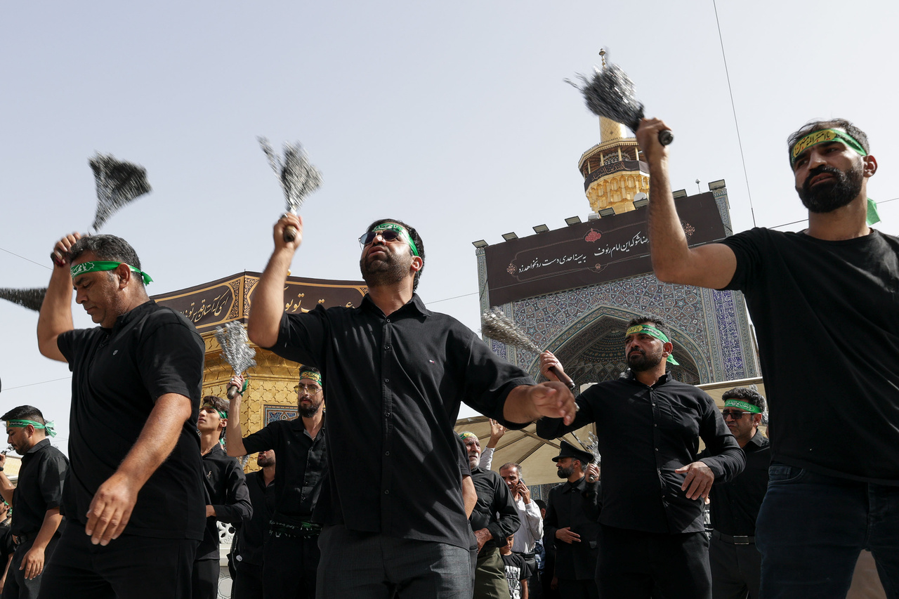 مراسم عزاء يوم استشهاد الإمام الرضا (ع) في الحرم الرضوي الشريف