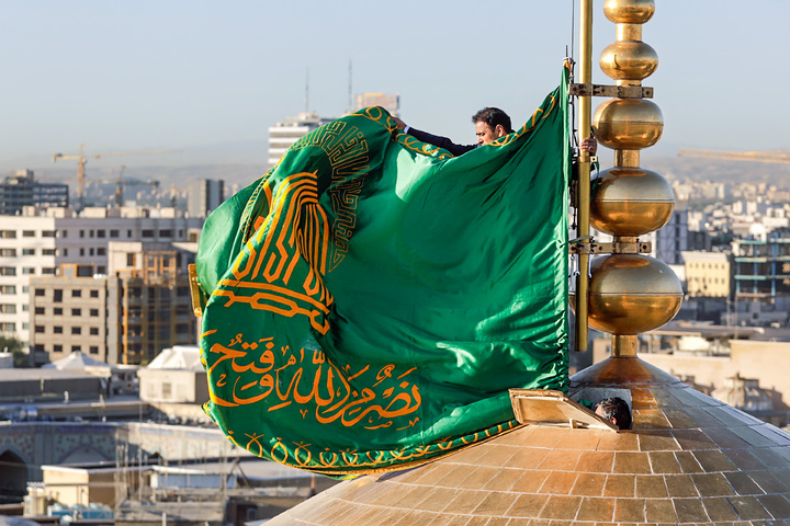 تغيير رایة القبة الرضوية المقدسة تزامنا مع الثالث من ربيع الأول