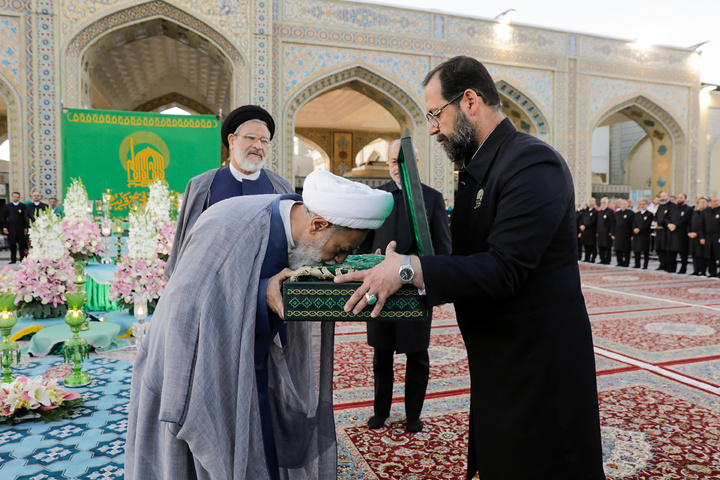 مراسم تغيير راية حرم الإمام الرضا (ع) تزامنا مع الثالث من ربيع الأول
