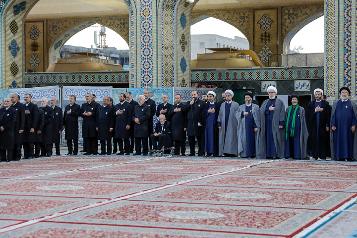 مراسم تغيير راية حرم الإمام الرضا (ع) تزامنا مع الثالث من ربيع الأول