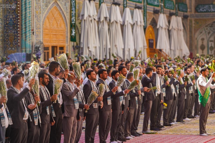 مراسم برافراشتن پرچم ولادت رسول اکرم(ص) در حرم مطهر امیرالمومنین(ع)