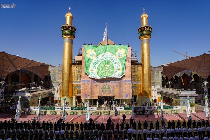 مراسم برافراشتن پرچم ولادت رسول اکرم(ص) در حرم مطهر امیرالمومنین(ع)