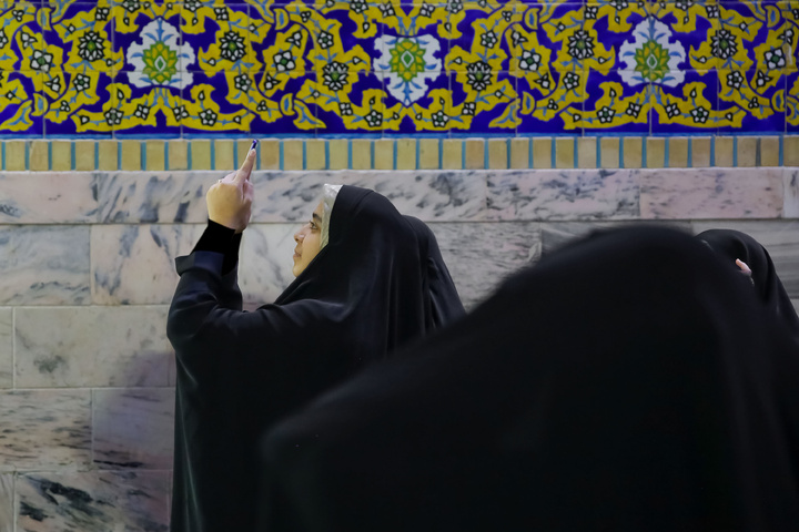حرم امام رضا(ع) سے چاند گرہن لگنے کے تصویری نظارے