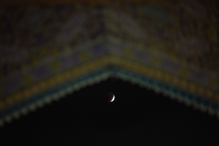حرم امام رضا(ع) سے چاند گرہن لگنے کے تصویری نظارے