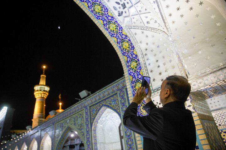حرم امام رضا(ع) سے چاند گرہن لگنے کے تصویری نظارے