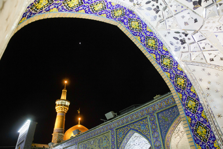 حرم امام رضا(ع) سے چاند گرہن لگنے کے تصویری نظارے