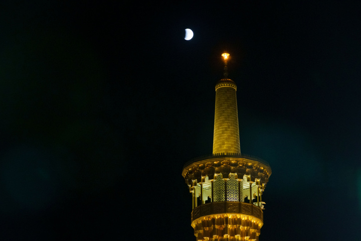 حرم امام رضا(ع) سے چاند گرہن لگنے کے تصویری نظارے