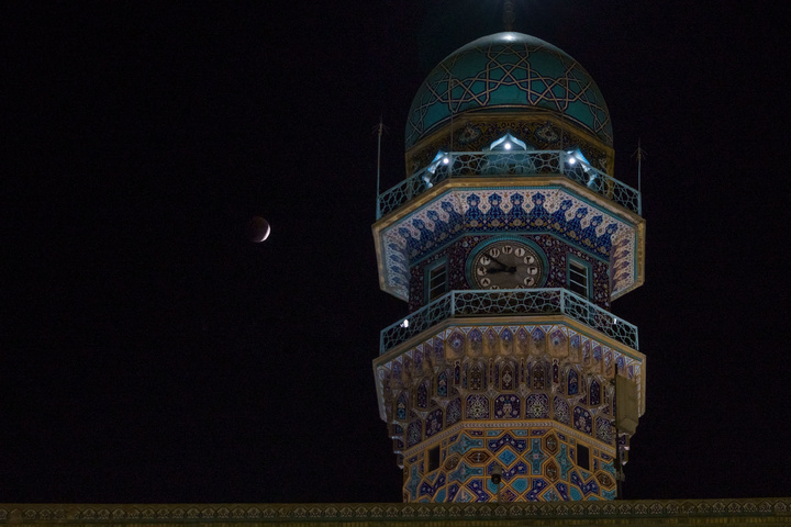 حرم امام رضا(ع) سے چاند گرہن لگنے کے تصویری نظارے