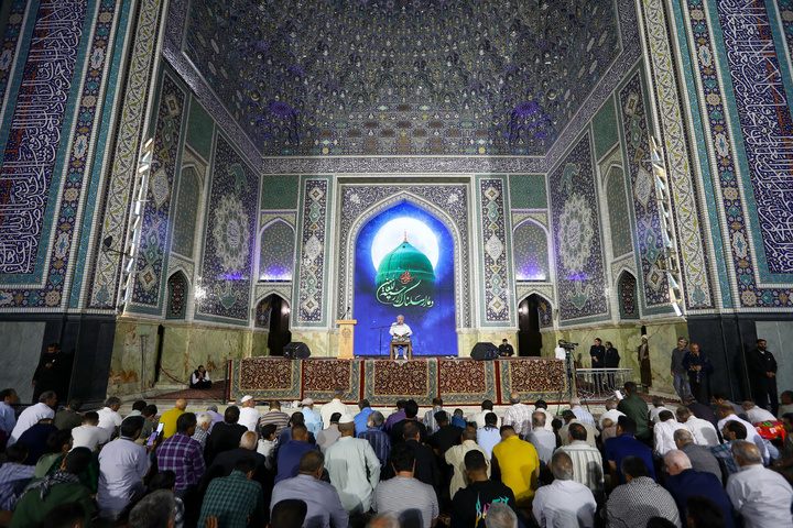إقامة صلاة الآیات تزامنا مع خسوف القمر في الحرم الرضوي الشریف