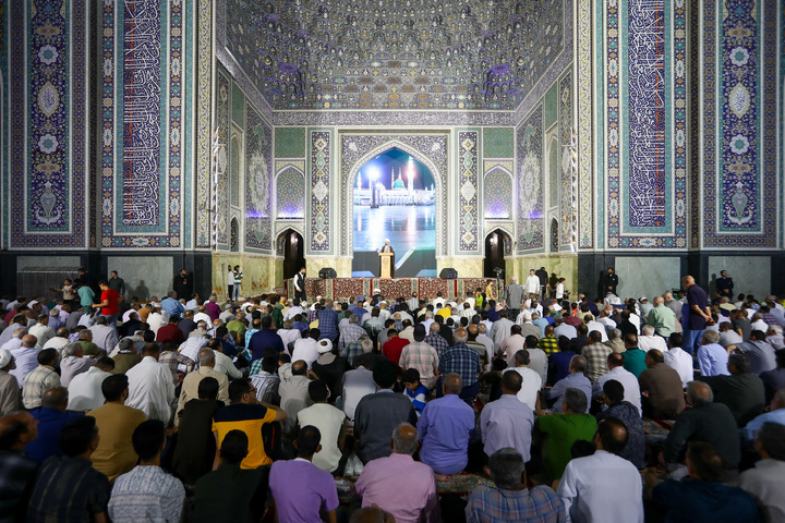 إقامة صلاة الآیات تزامنا مع خسوف القمر في الحرم الرضوي الشریف