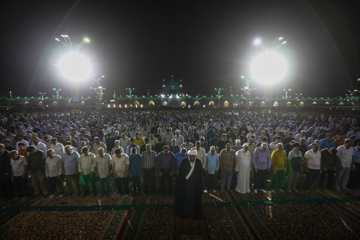 إقامة صلاة الآیات تزامنا مع خسوف القمر في الحرم الرضوي الشریف