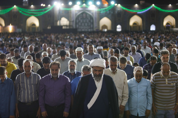 إقامة صلاة الآیات تزامنا مع خسوف القمر في الحرم الرضوي الشریف