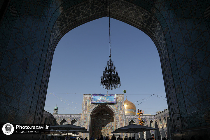 تعلیق لافتات بمناسبة مولد النبي(ص) في الحرم الرضوي الشریف