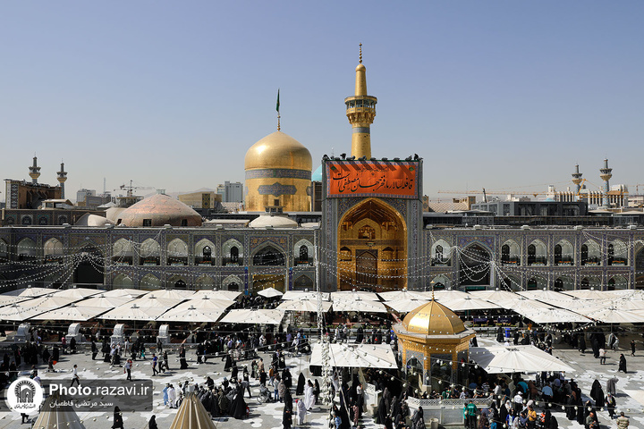 تعلیق لافتات بمناسبة مولد النبي(ص) في الحرم الرضوي الشریف