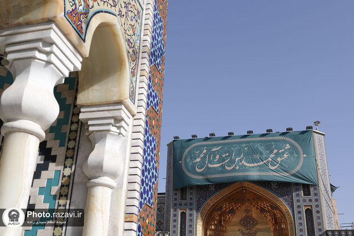 تعلیق لافتات بمناسبة مولد النبي(ص) في الحرم الرضوي الشریف