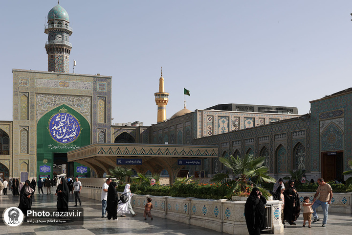 تعلیق لافتات بمناسبة مولد النبي(ص) في الحرم الرضوي الشریف